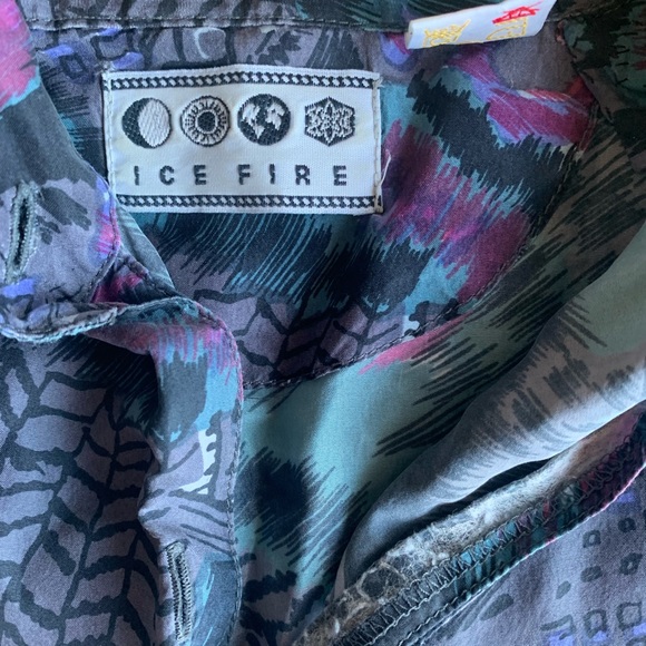 80’s inspired silky-ish material button down - Picture 2 of 3